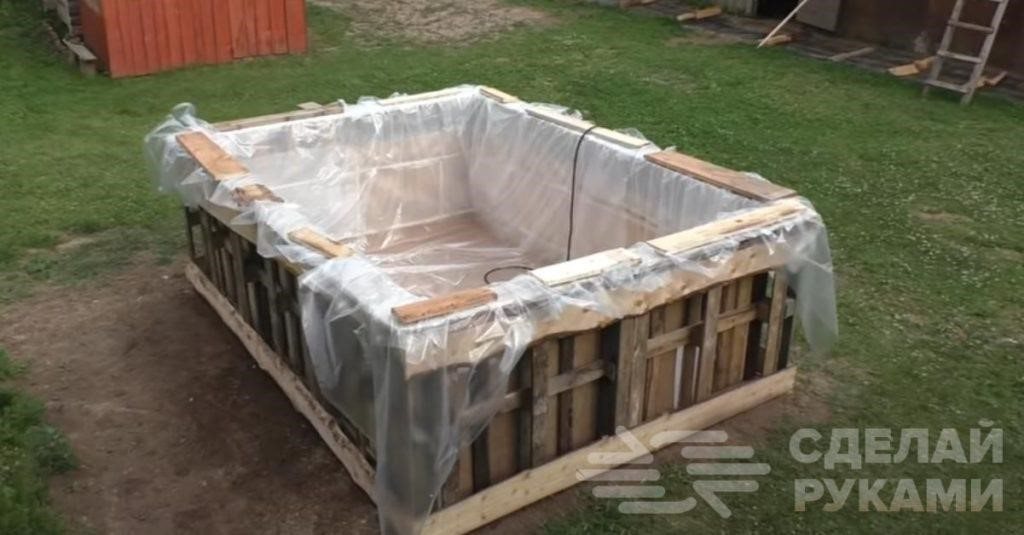 картинка для поста Как сделать бассейн на даче из деревянных поддонов