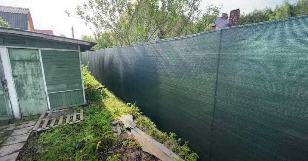 картинка для поста Как сделать забор из фасадной сетки — дешевый вариант, чтобы отгородиться от соседей